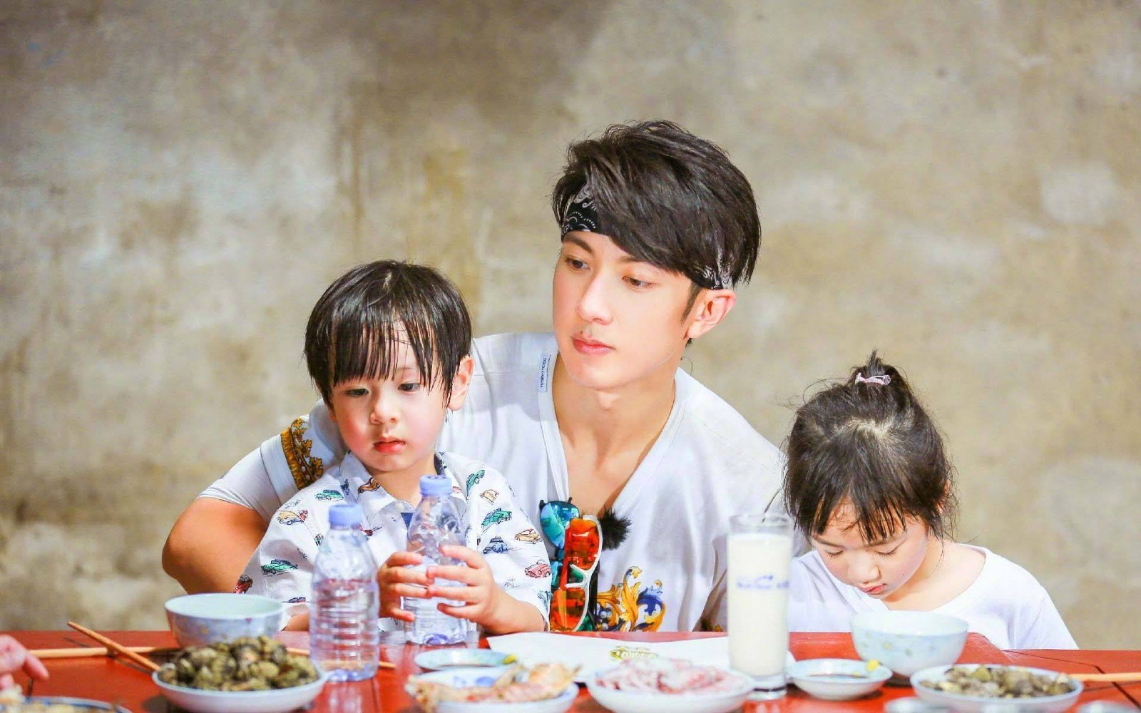 为什么吴尊的老婆很少在节目中露正脸?