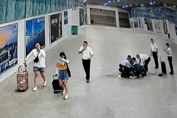 两名医学生跪地救人却遭恶评,你怎么看?