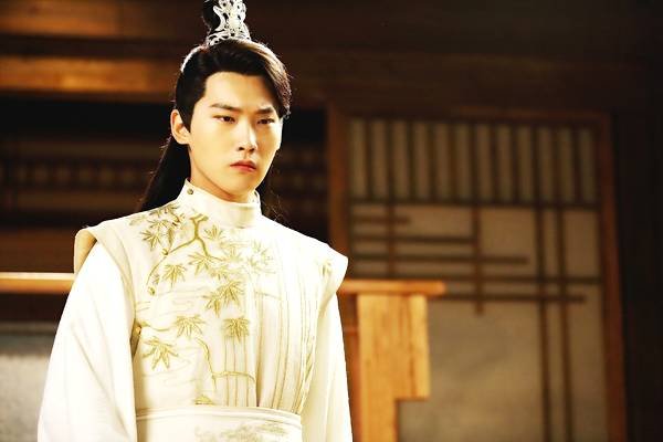 23岁邢昭林新恋情疑曝光，与美女亲密共吃夜宵，女方有何背景？