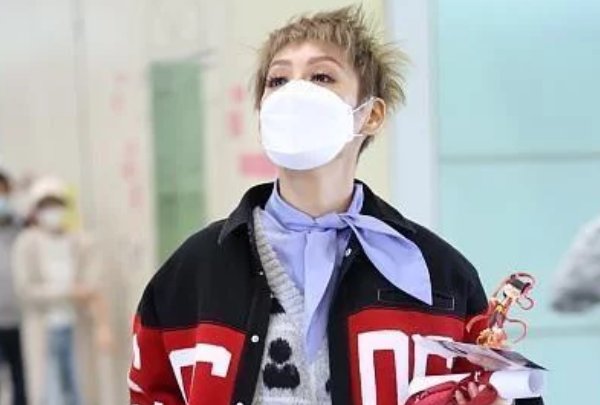 宁静摸粉丝丝袜,她为什么这样做?