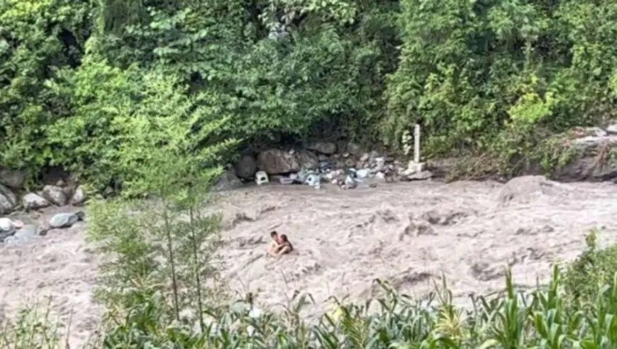 山洪中紧抱孩子的父亲获救,孩子不幸遇难,此事给予了我们哪些警示?