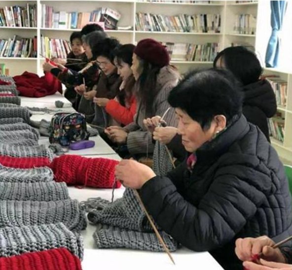 外企白领回村织毛线,获封“最娘80后”走红,如今怎样了?