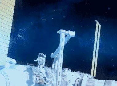 神舟十三号航天员出舱画面流出，王亚平在舱外执行了哪些任务？