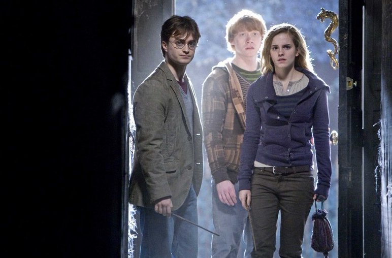 《哈里波特7》中伏地魔是纳威·隆巴顿用格兰芬多之剑杀死的吗？