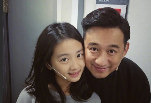 黄磊女儿多多被造谣,所在学校否认开除黄多多,黄磊全家已报警,怎么回事?