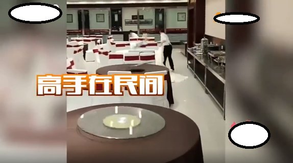 对于餐厅服务员秒换转盘桌布一事,网友时怎样评价的?