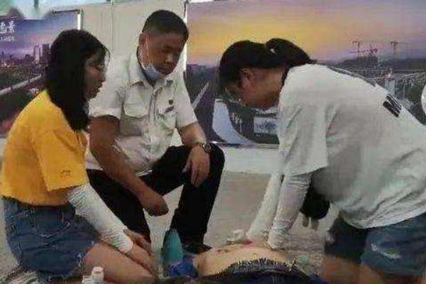 两名医学生跪地救人却遭恶评,你怎么看?