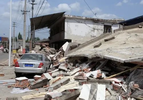 四川地震引发30多人遇难，四川处于哪个地震带上？为何地震频发？