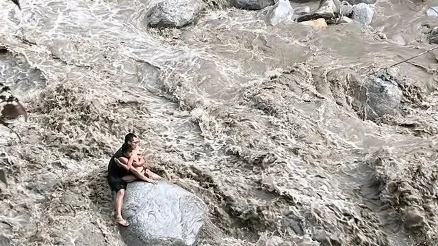 山洪中紧抱孩子的父亲获救,孩子不幸遇难,此事给予了我们哪些警示?