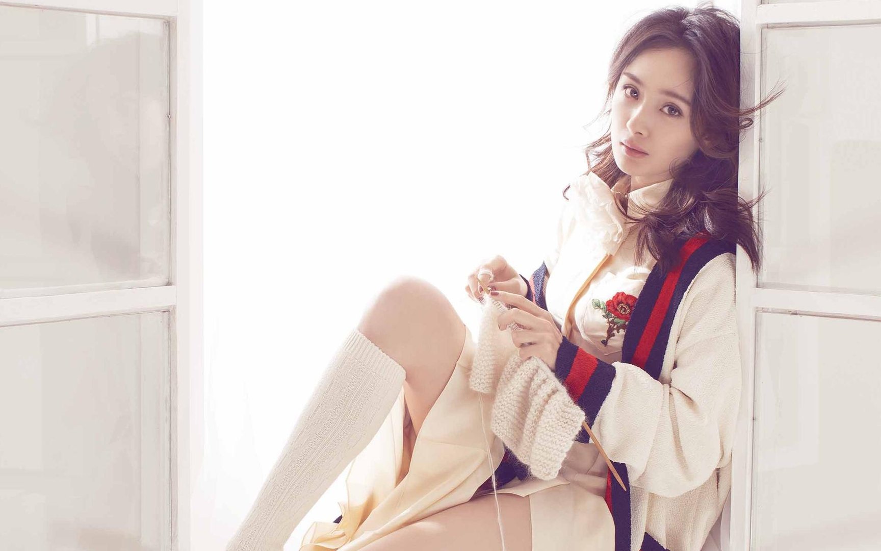 杨幂吻戏新路透流出，拥吻许凯不惧路人围观，两人是否有感情？