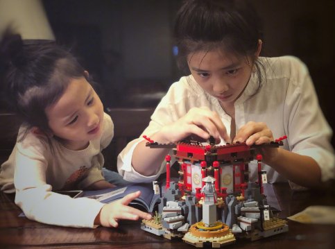 黄磊女儿多多被造谣,所在学校否认开除黄多多,黄磊全家已报警,怎么回事?