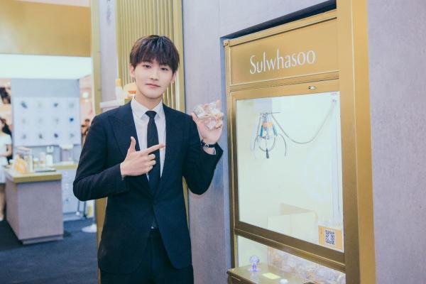 23岁邢昭林新恋情疑曝光，与美女亲密共吃夜宵，女方有何背景？