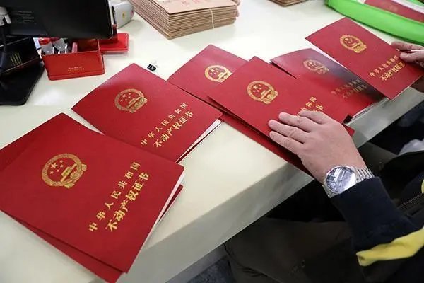 河南一男子冒雨给前妻和孩子送物资,离婚后再复婚会长久吗?