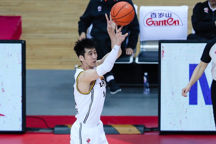 辽宁男篮对于刘志轩加盟北京的传言是如何回应的？