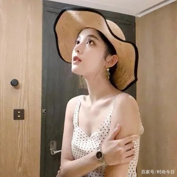 古力娜扎对着镜子自拍，脸部状态引起热议，网友称她白得不真实，你觉得呢？