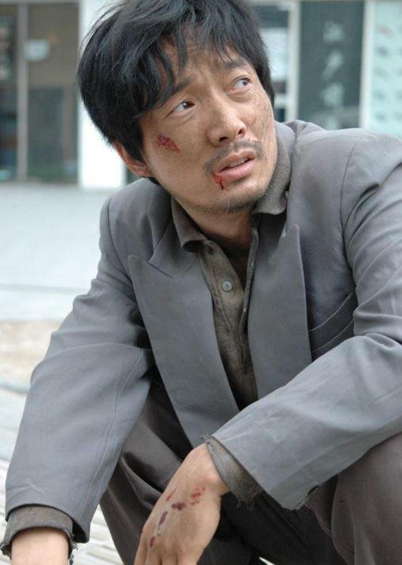 她是中戏200年一出的美女，2位前任都是影帝，曾黎如今过得怎样了呢？