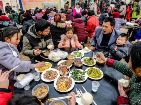 泸州官方通报“流水席4人中毒死亡”，操办人需要承担哪些责任？