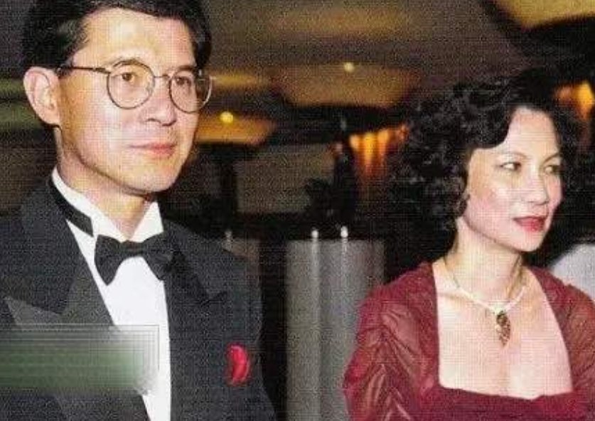 罗康瑞为娶朱玲玲抛弃发妻，他与孩子之间存在怎样的感情？