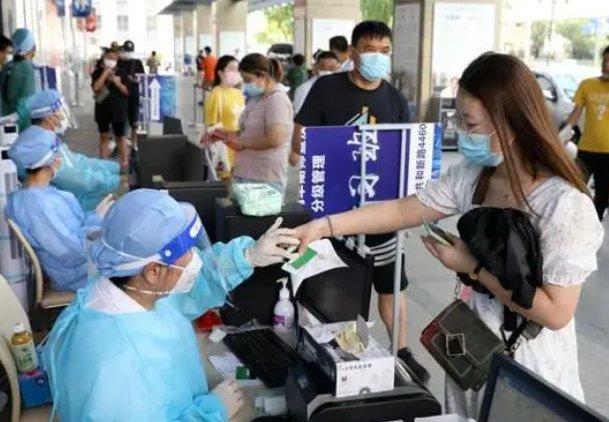 举着红酒杯排队做核酸的上海大叔找到了，为何被称为“上海爷叔典范”？