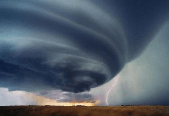 美国出现巨型圆盘状陆架云,这是什么预兆?