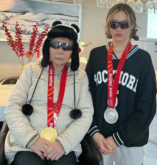 谷爱凌晒外婆戴金牌与自己合照，她与外婆的关系有多好？