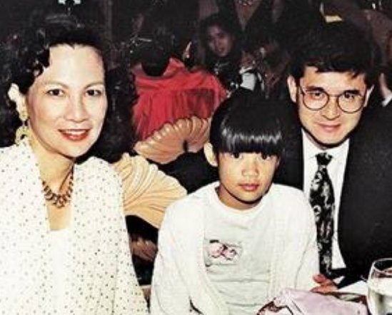 罗康瑞为娶朱玲玲抛弃发妻，他与孩子之间存在怎样的感情？