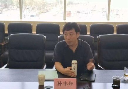 副局长听到情人丈夫敲门坠楼身亡，女子丈夫是如何发现的？