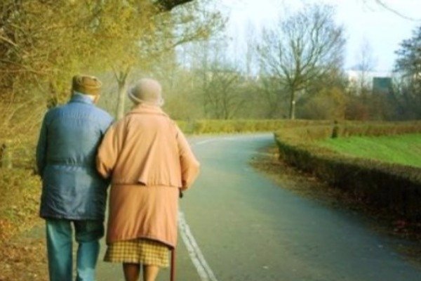 扬州一名老人向检测点志愿者吐痰，该名老人为何会做出这样的举动？