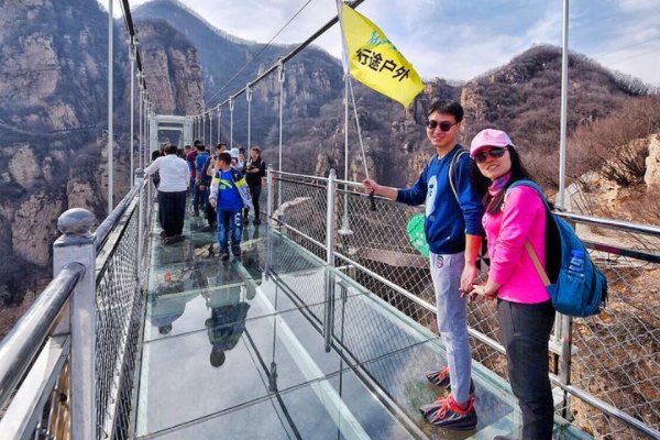 吉林某景区的高空玻璃栈道玻璃脱落，这一事件是否造成了人员伤亡？