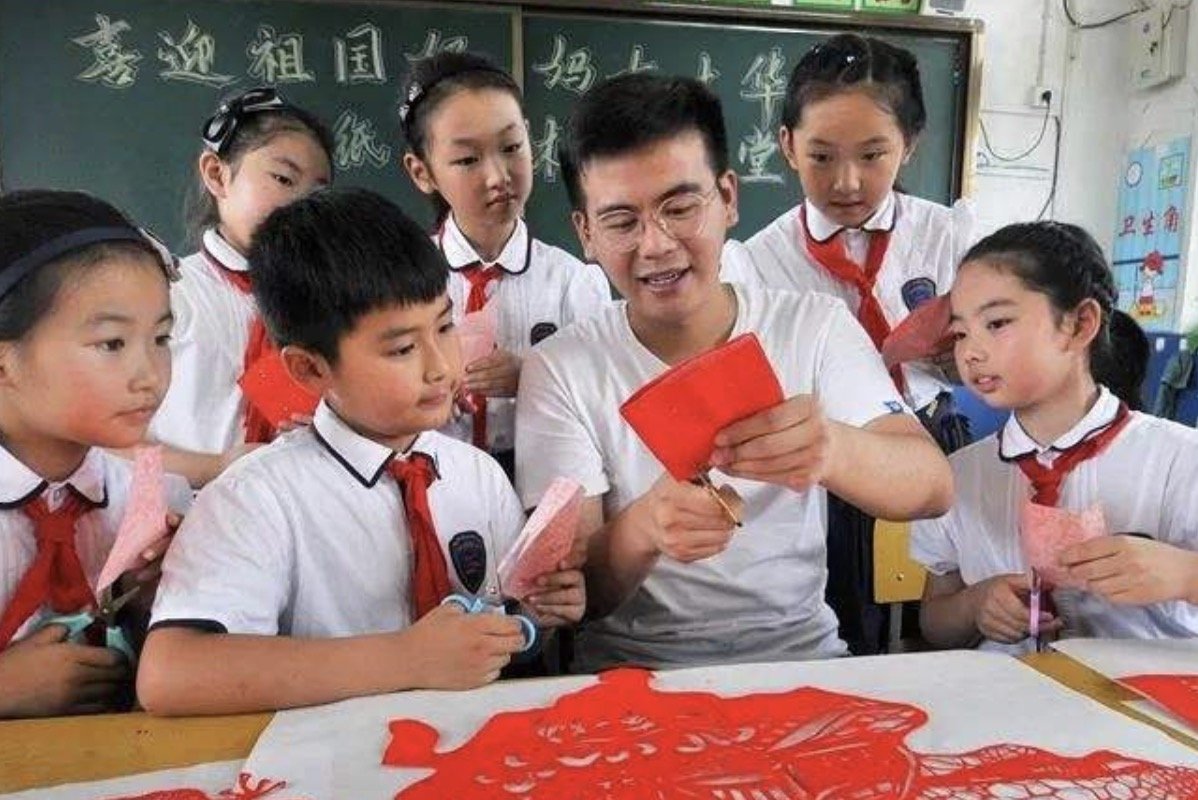 学生剪120平剪纸为祖国庆生，如何评价学生的爱国之心？