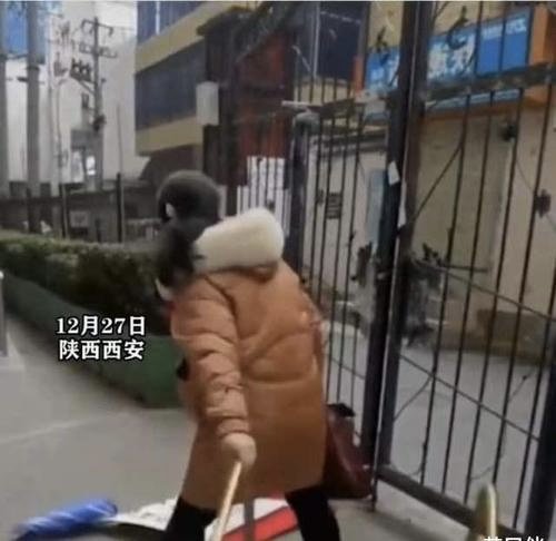 西安一女子大闹防疫卡点，称2亿生意被耽误，为何总会有这样的人出现？