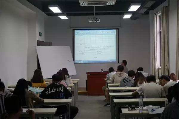 日作诗两千首女孩卖课收费五千,你会愿意去上她的课吗?