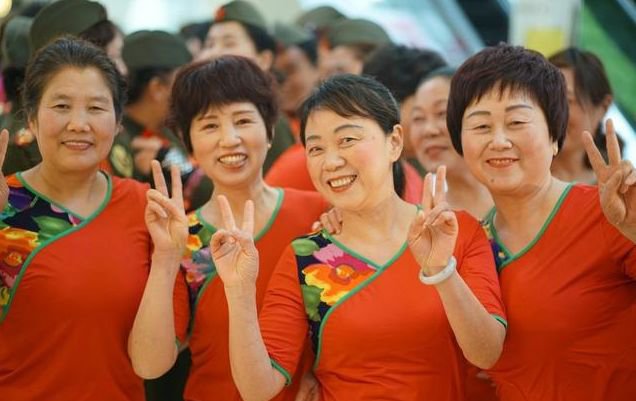 广场舞大妈遇上帅小伙，会擦出什么样的火花？