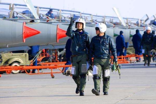 放弃保送北大去当空军飞行员，这样的学霸都是怎么炼成的？