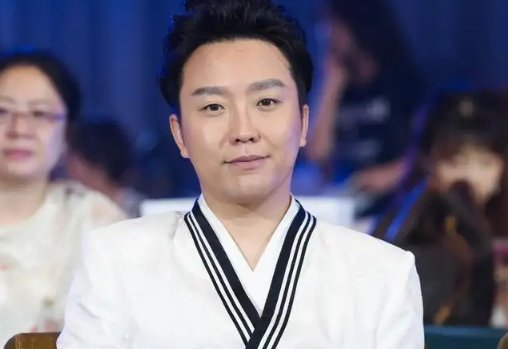 李玉刚新歌《阿里郎回故乡》上线，他是怎样出道的？