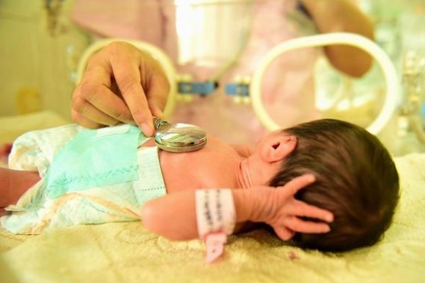 00后父母将新生儿从三楼抛下，亲生父母为何如此残忍？