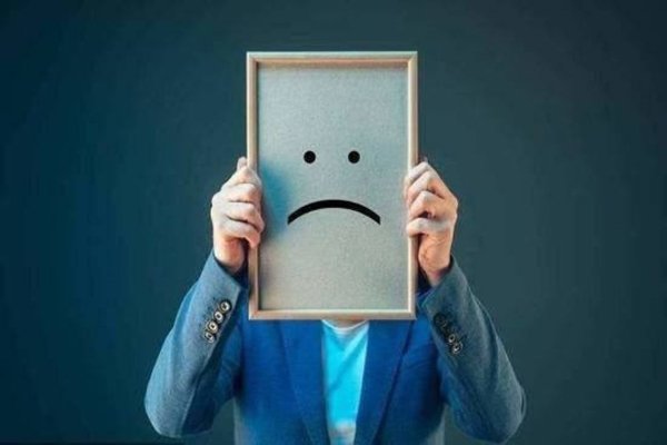 福建一名男子闯进商场女厕所向女友道歉，男子的行为存在哪些不妥之处？