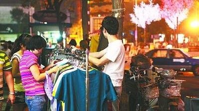 年轻人摆地摊适合卖什么？