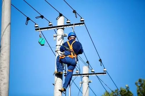 湖北吊篮撞楼死者家属发声，在恶劣的天气高空作业存在什么问题？