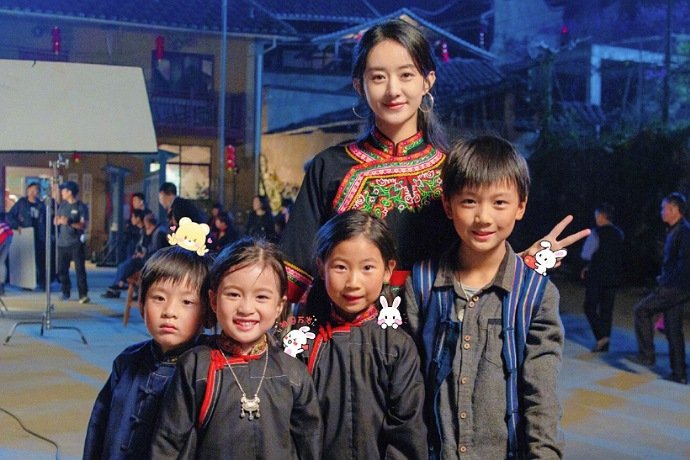 赵丽颖《理想照耀中国》杀青,告别四个小朋友,她这次出演的是什么角色?