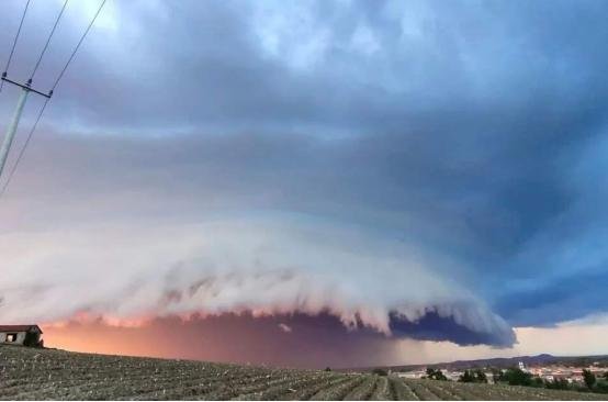 美国出现巨型圆盘状陆架云,这是什么预兆?