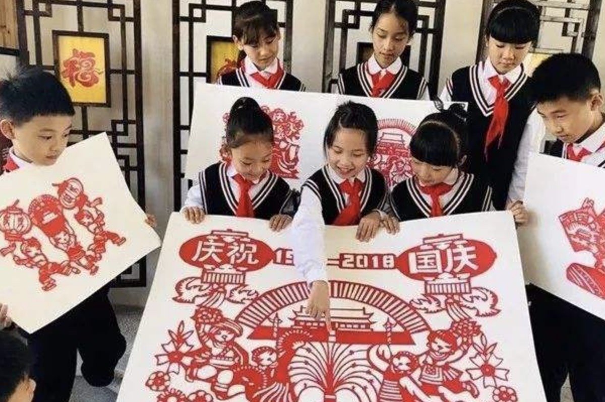 学生剪120平剪纸为祖国庆生，如何评价学生的爱国之心？