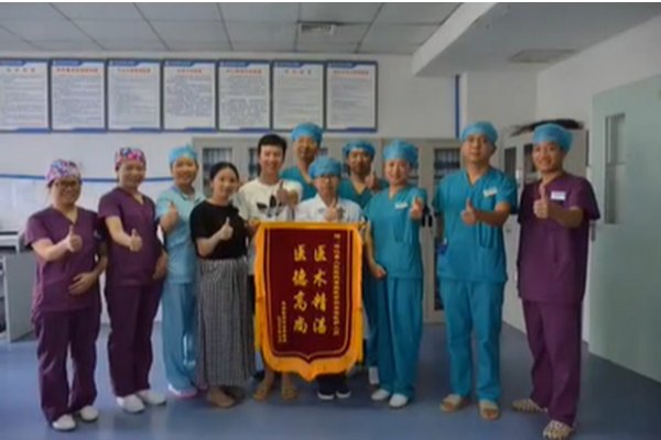 贵州28楼坠楼男童康复出院，28楼坠落为啥能幸存？还能康复？