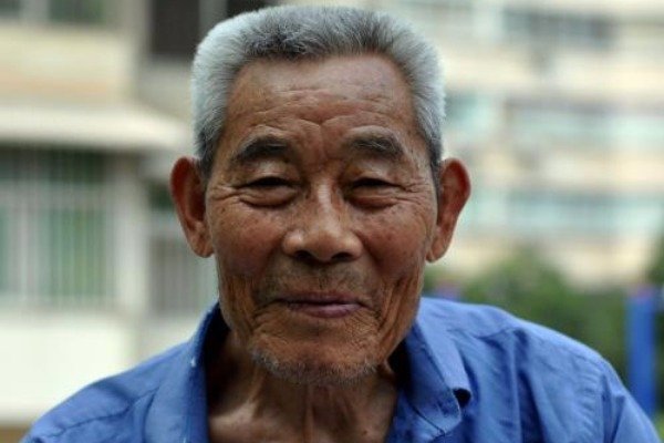 扬州一名老人向检测点志愿者吐痰，该名老人为何会做出这样的举动？