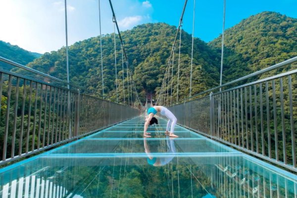 吉林某景区的高空玻璃栈道玻璃脱落，这一事件是否造成了人员伤亡？