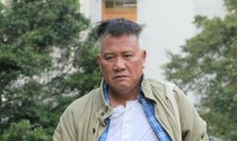 64岁万梓良街头吃盒饭,他的状态如何?