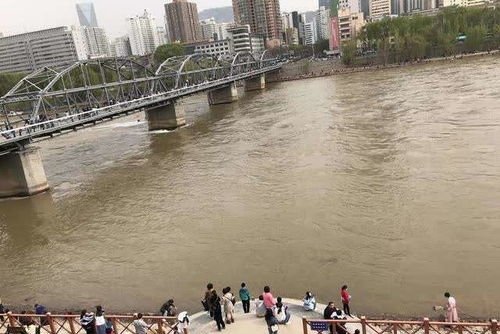 广西暴雨涨水后男子路上捞鱼！这一举动可能会带来哪些风险？