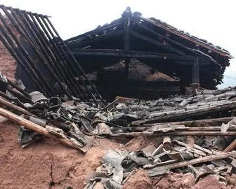 实拍广东江门一房屋轰然倒塌，无人伤亡！房屋倒塌如何紧急避险？