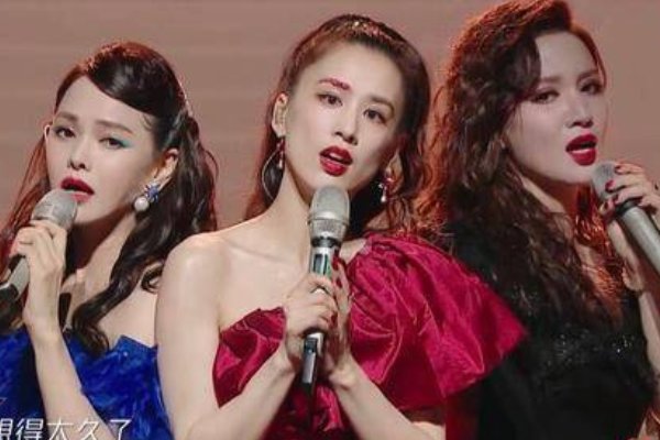 如何看待魏大勋看黄圣依组的表情,是带着讥讽吗?