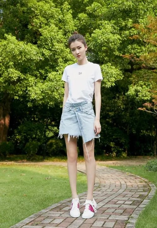 乔欣家住20万一平的豪宅，拥有200辆车，她家是做什么的？